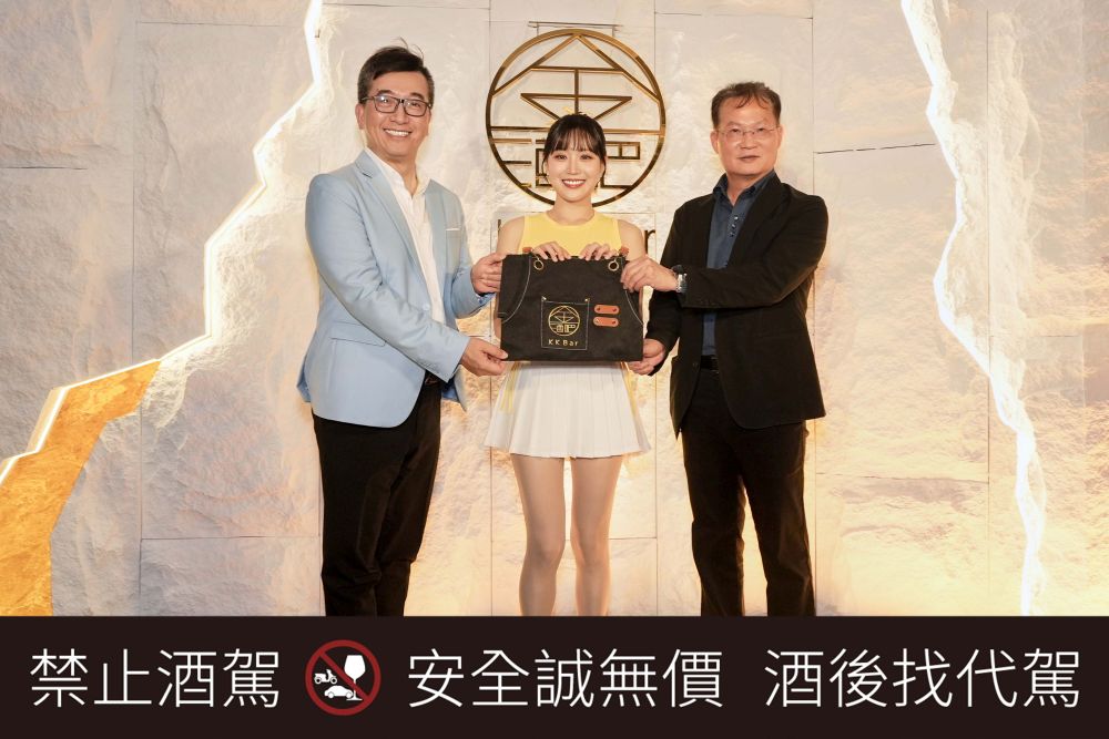 KK Bar 金酒吧 頒發一日店長圍裙 正式開幕