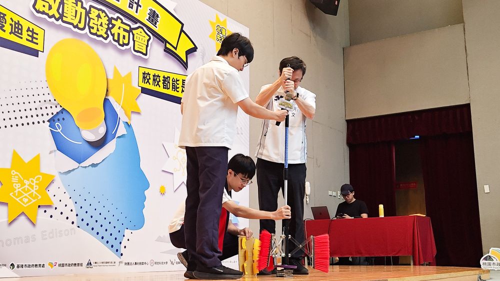 泰山高中學生與張明文局長體驗操作專利作品-自動清潔裝置