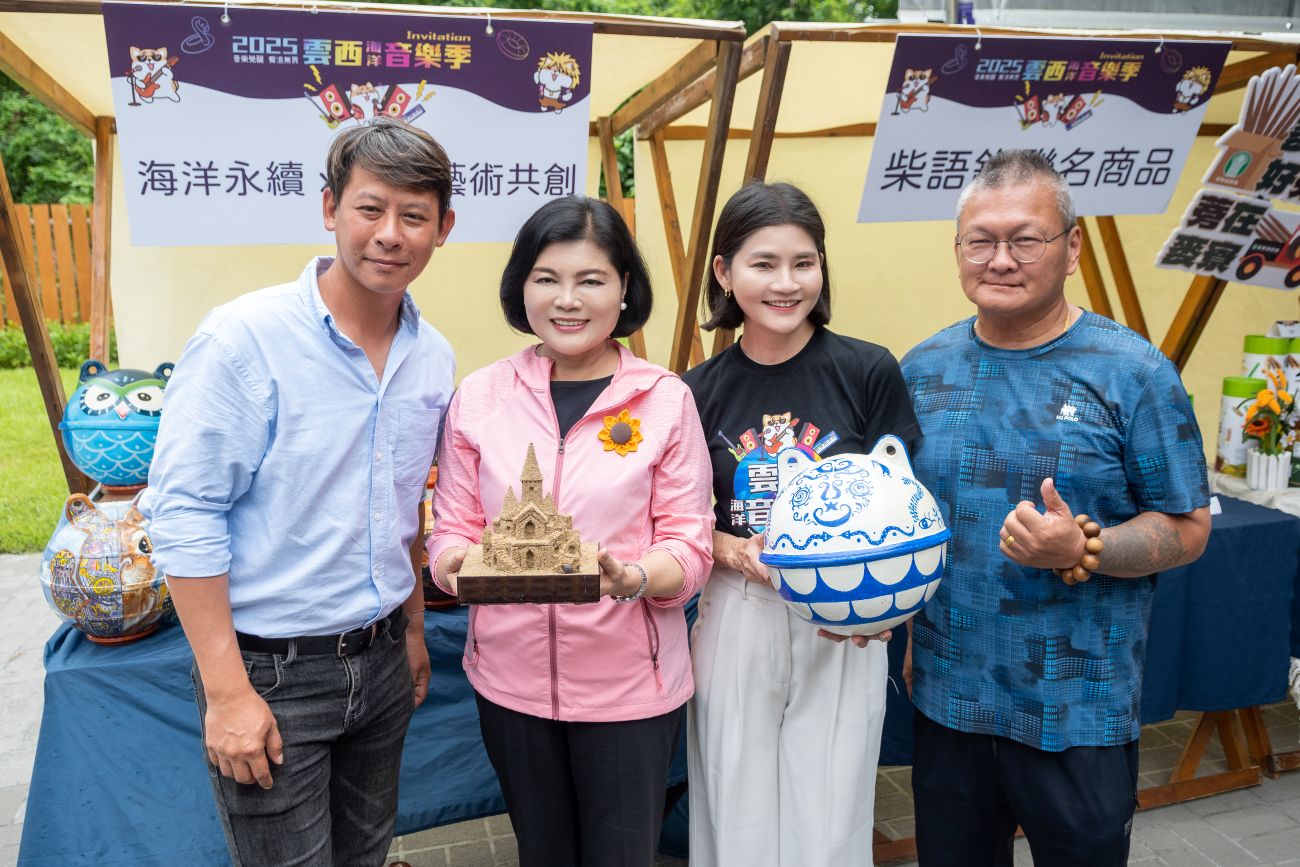 國際沙雕師周聖強老師(左一)現場展示沙雕創作,丁仁桐理事長(右一)展示在地海廢浮球藝術作品