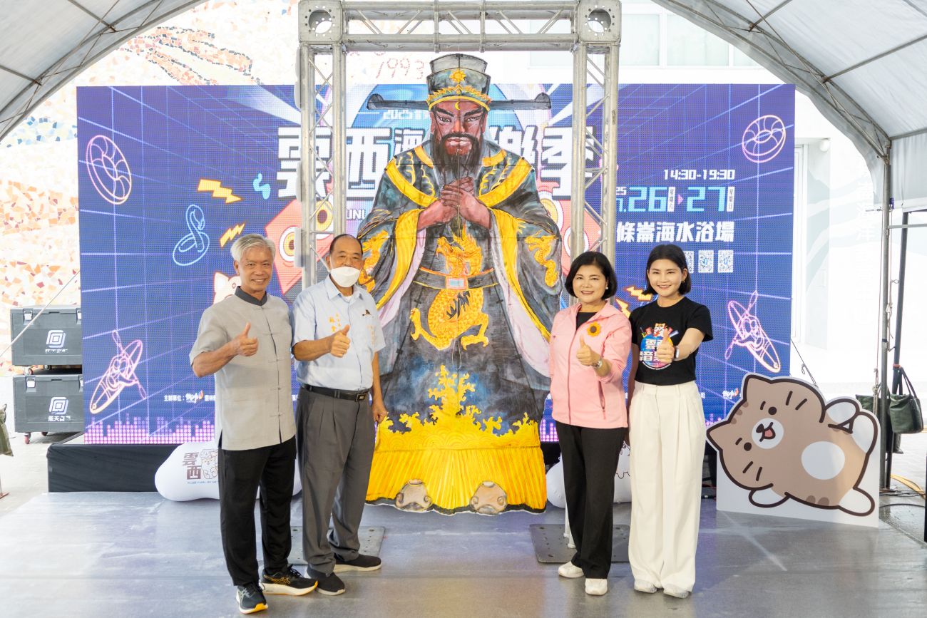 風箏大師侯順政(左一)攜手海清宮,打造象徵包公精神的「正氣飛揚」青天風箏
