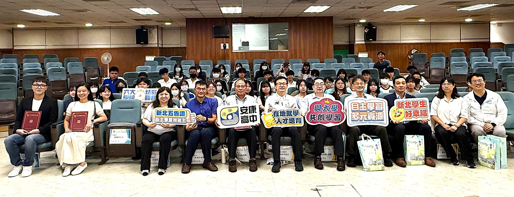 共創學習計畫學生成果發表會合影
