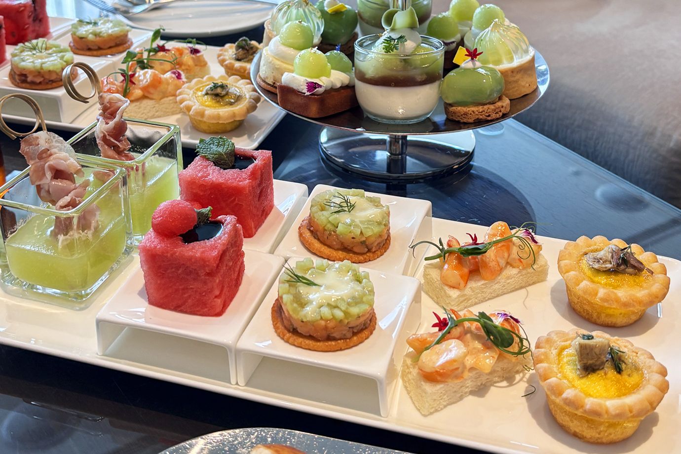 「山形縣庄內產哈密瓜下午茶」鹹點部分有：帕瑪火腿蜜瓜杯、鮮蝦明太子沙拉、燻鮭魚塔塔、朝鮮薊鹹派等，亦見巧思。