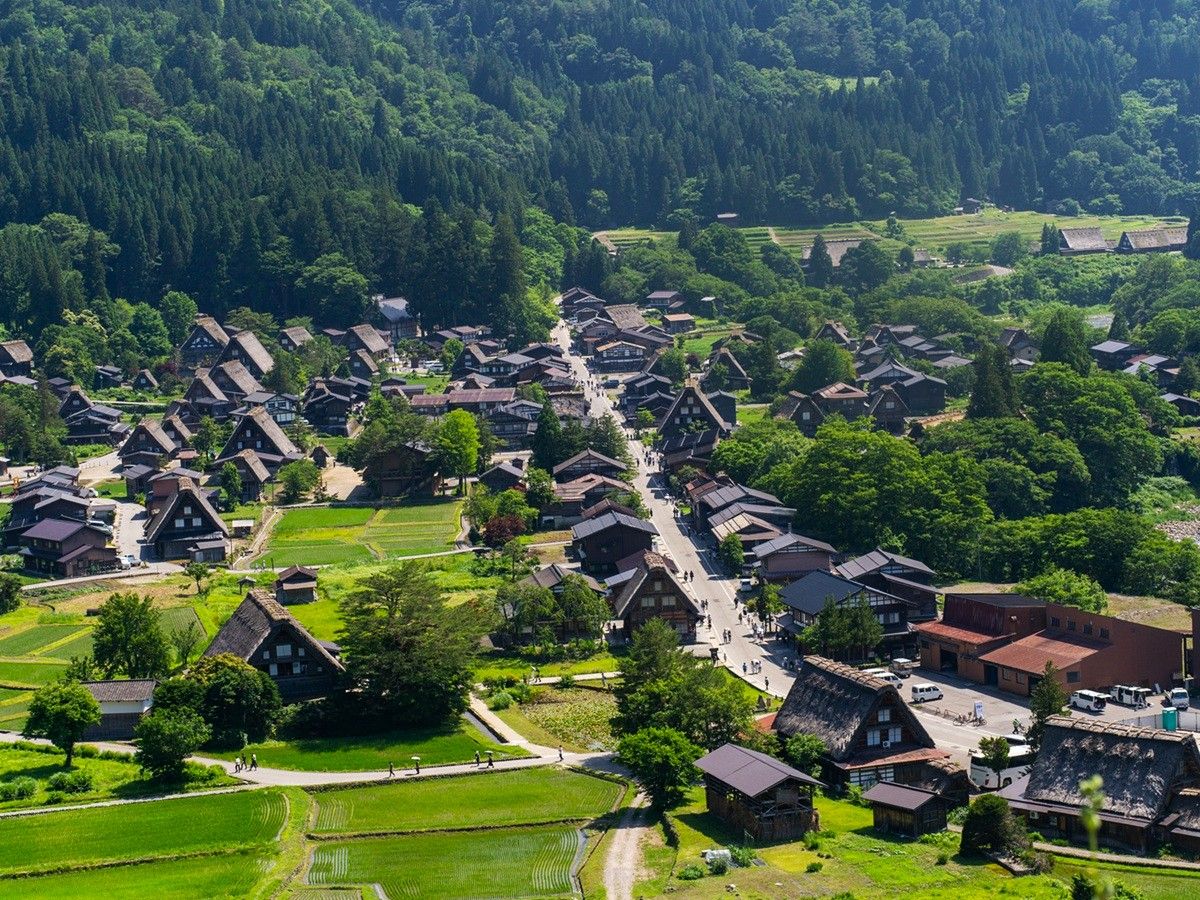 抵達白川鄉後可自由活動約三小時，參團旅客還可免費參觀「合掌民家園」，深入了解合掌造文化
