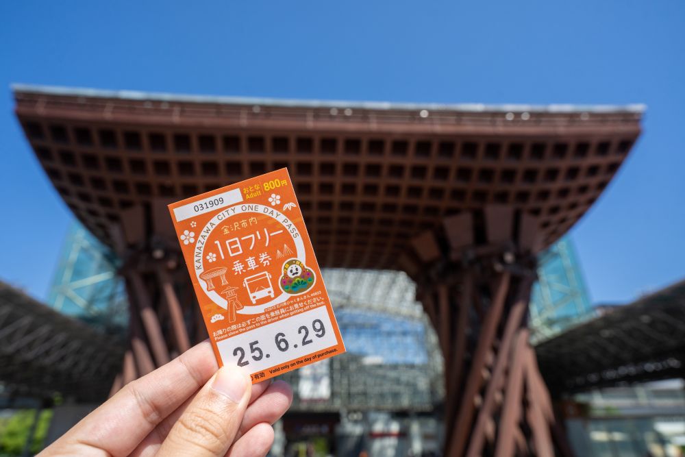 北陸鐵道也提供金澤市內公車一日通票，可無限次搭乘循環與路線巴士，串聯東茶屋街、兼六園、近江町市場等熱門景點