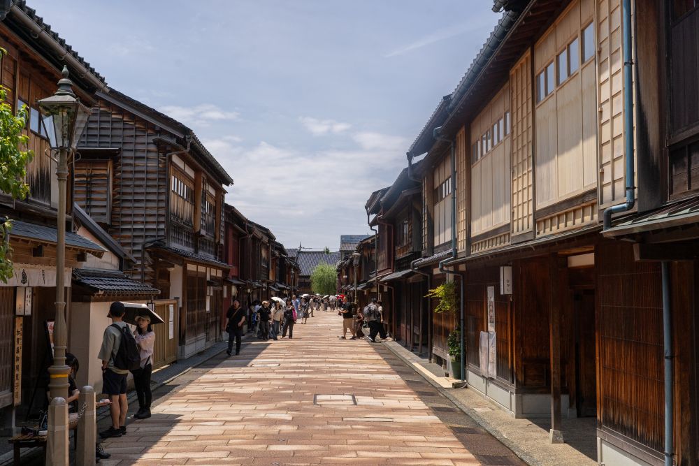 來到金澤必逛的「東茶屋街」，這裡位於東山地區，是金澤最具代表性的歷史街道之一
