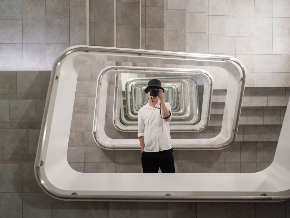 「KAMU Center」展出阿根廷藝術家Leandro Erlich著名的鏡像裝置《無限階梯》