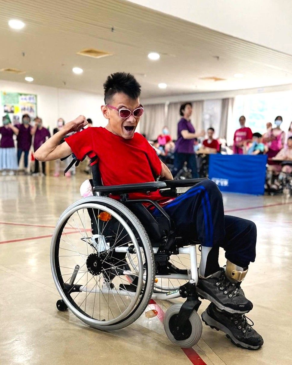 重度腦性麻痺院生小文在輪椅競速扮演「飛毛腿」創下佳績