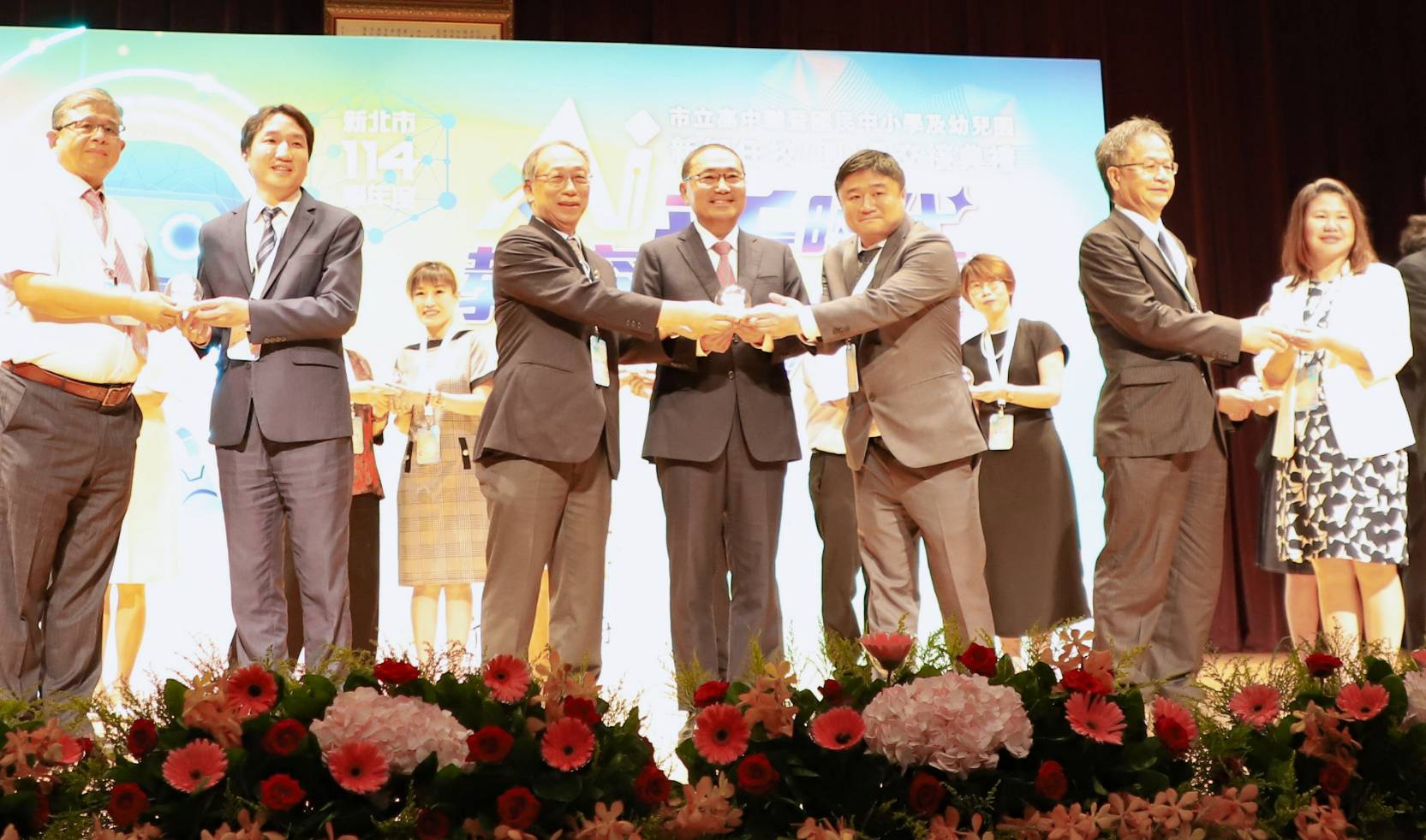 侯市長見證退休與新任校長的「信物傳承儀式」