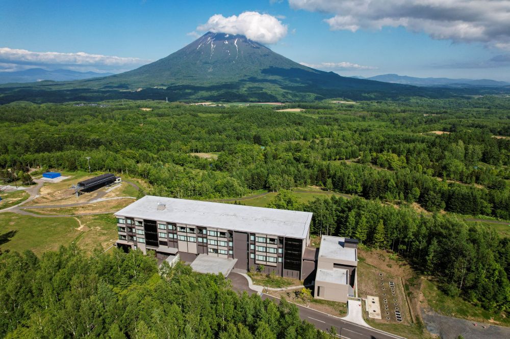 「東山二世谷村麗思卡爾頓飯店」建築融合自然景觀與現代質感,森林涼意圍繞,入夜更添舒眠感受
