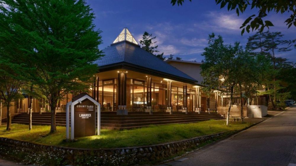 「白馬萬怡飯店」坐落於山野環抱的地帶,坐擁高地涼風,建築融合當地自然與現代設計