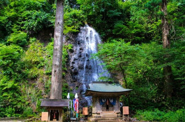 走進羽黑山,沿著參道前行,清泉飛瀑與古神社交織出最沁涼的夏日風景