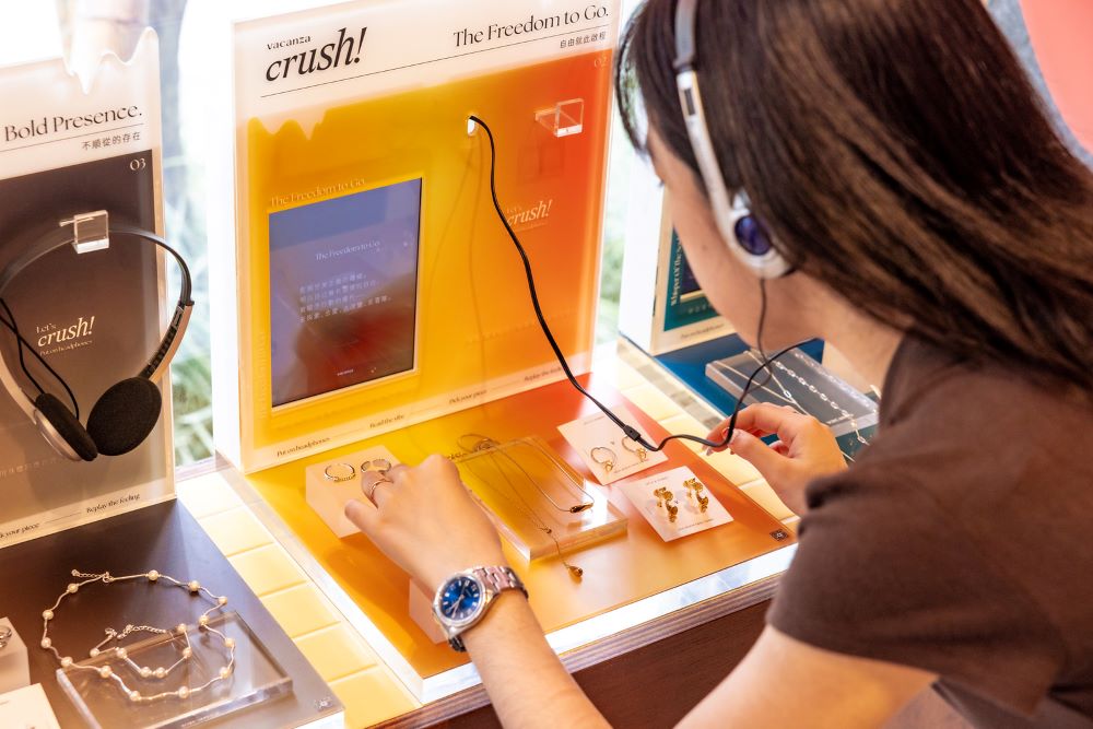 vacanza crush！「音樂策展」以飾品風格為出發，規劃多組主題式播放清單，讓消費者在試戴_