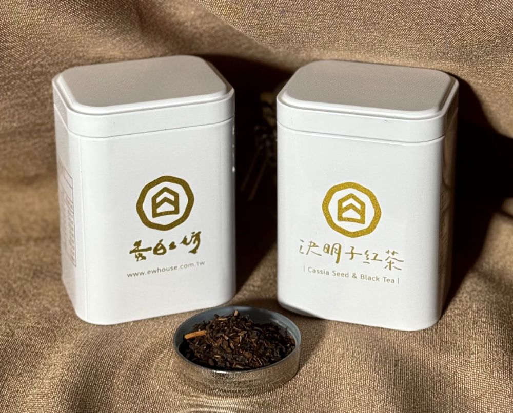 咖啡紅茶｜靈感取自台式咖啡紅茶，選用決明子與香草粉調和茶葉，入口帶有自然焙香與奶甜感，風味醇厚，是能從早喝到晚的輕盈系茶品