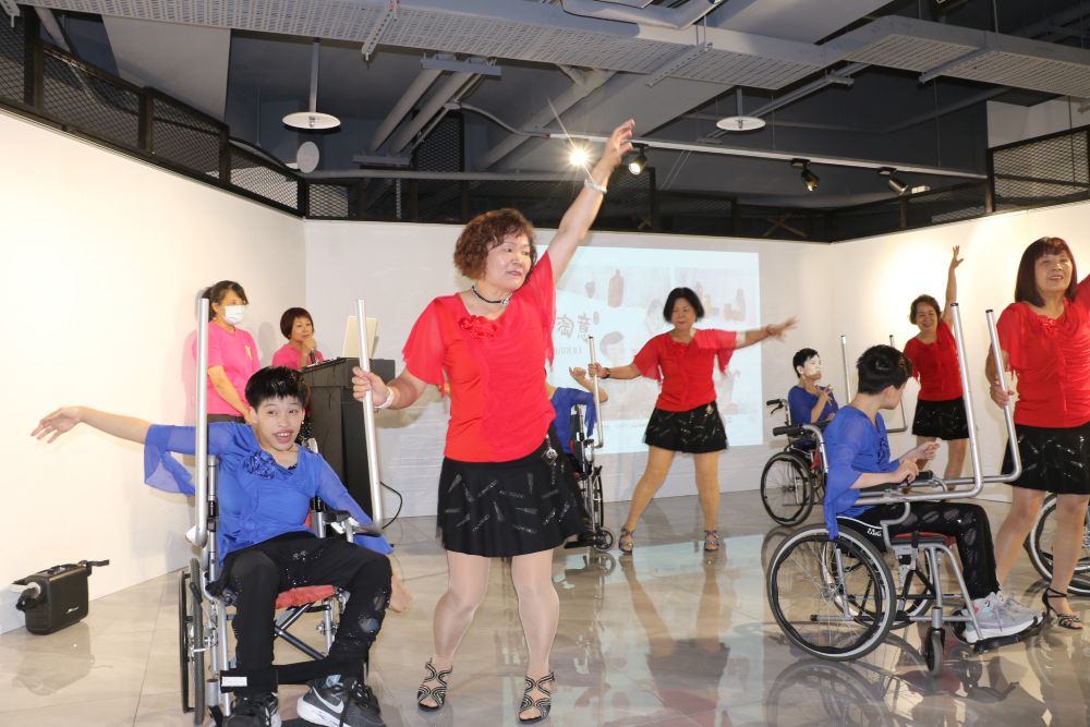 一竹慈善會志工陪伴輪標舞社團院生，以靈動的輪標舞為陶藝展揭開序幕