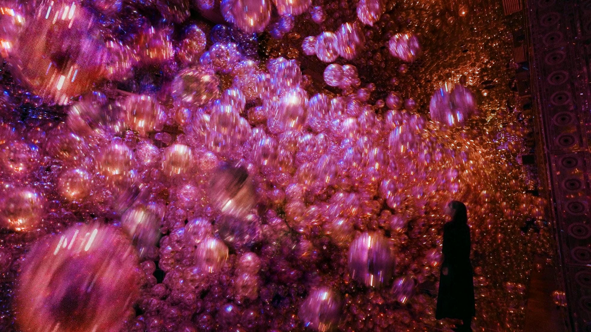 《Morphing Continuum》：由漂浮光點構成、如宇宙般持續變化與重組的巨大動態生命體