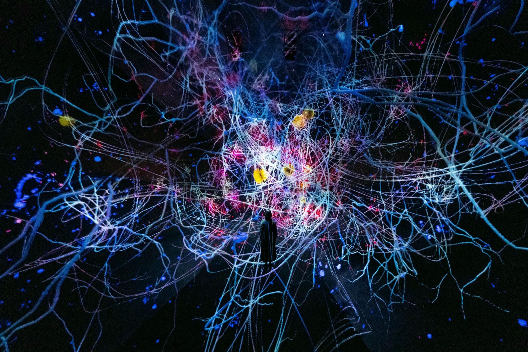 《Traces of Life》：參與者的行動在地面留下發光軌跡，這些痕跡隨時間累積，成為作品的一部分。
