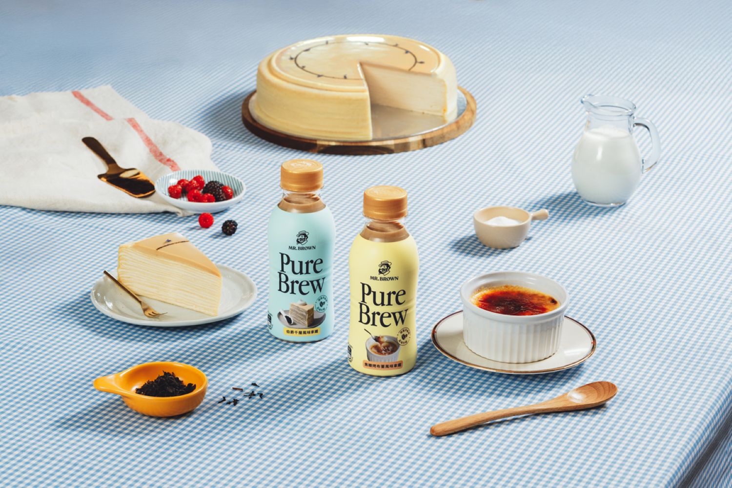 伯朗 Pure Brew 咖啡系列新作-甜點系咖啡 「焦糖烤布蕾風味拿鐵」、「伯爵千層風味拿鐵」，建議售價 40 元，即日起於各大通路陸續上架