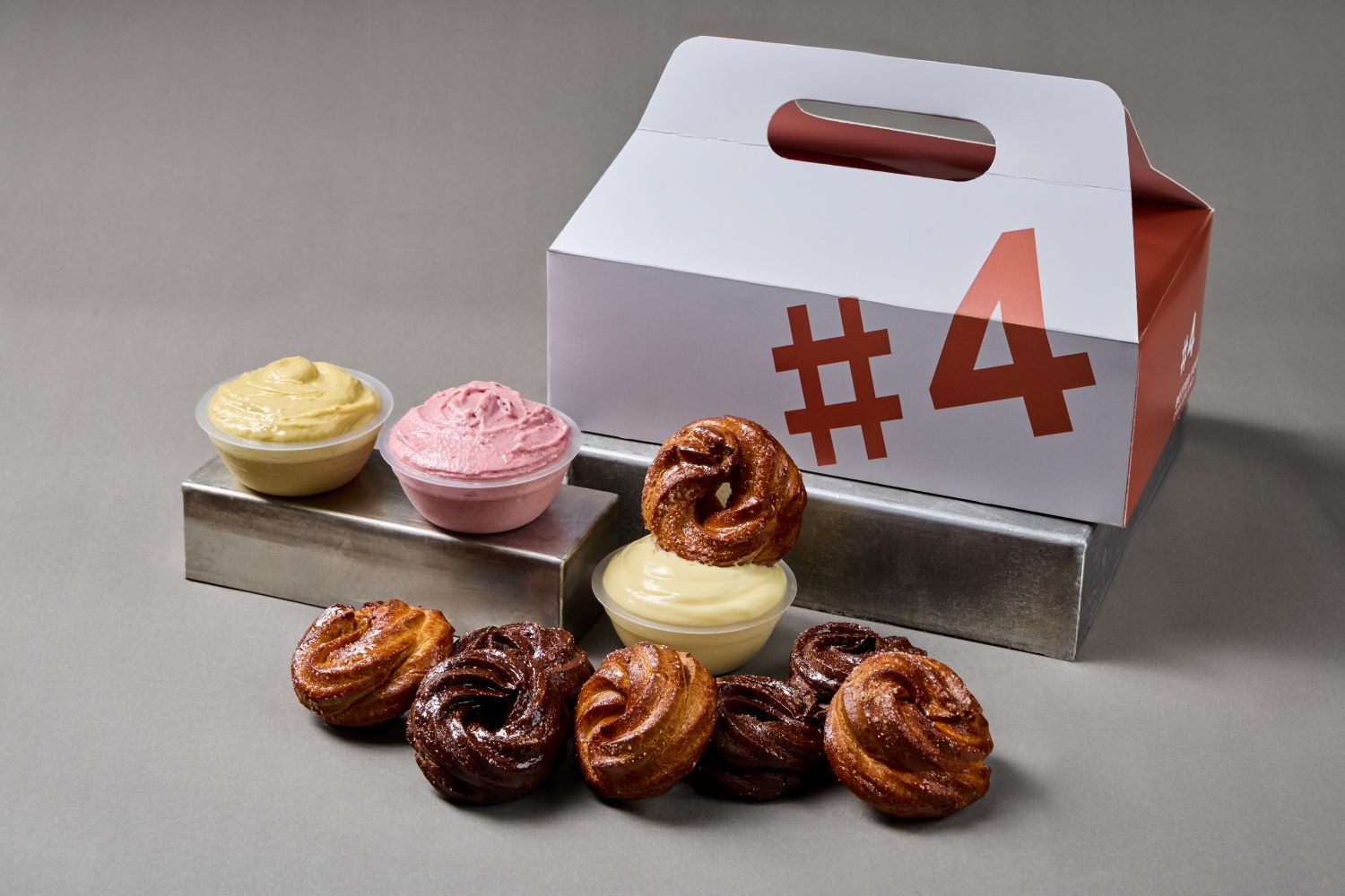 全新甜點品牌「#4 BUTTER FOUR」Kururu岢露圈專売店，岢露圈二款口味：招牌原味、黑可可風味並配上三款特色奶油佐醬：十勝玉米牛奶、山形紅櫻桃、西西里開心果(圖片提供/ #4 BUTTER FOUR)