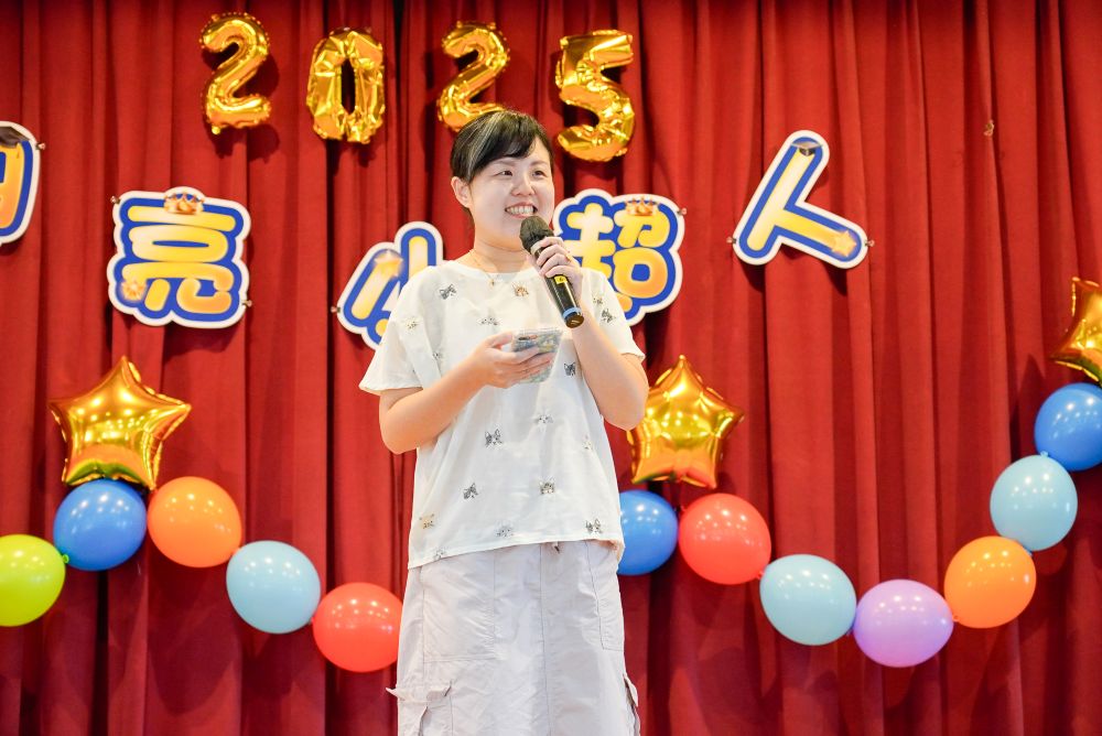 熙熙的媽媽代表家長致感謝詞：「上帝知道我們是特別的父母，才會把特別的孩子交給我們。」