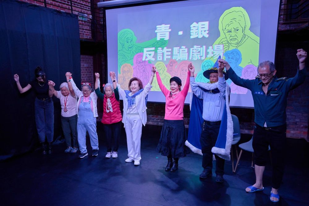 《菜市仔人生》重頭戲由23位60歲以上素人長輩，擔綱演出幽默的反詐行動劇，邀民眾在沉浸式氛圍中學習防詐知識