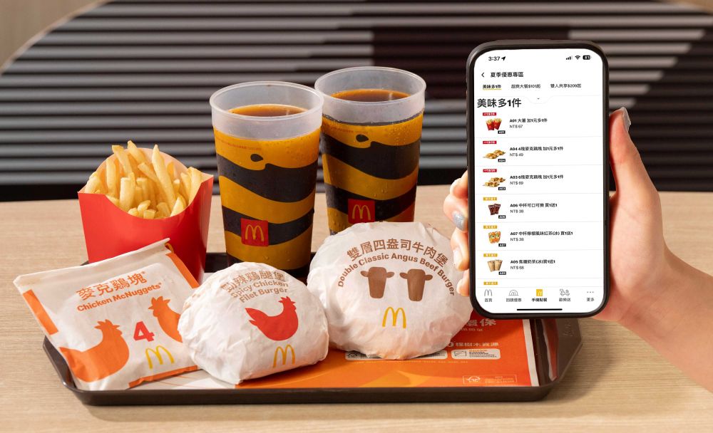 手機點餐也可以用！透過麥當勞APP手機點餐功能，進入「夏季優惠專區」，隨時都能點餐，享優惠更方便。