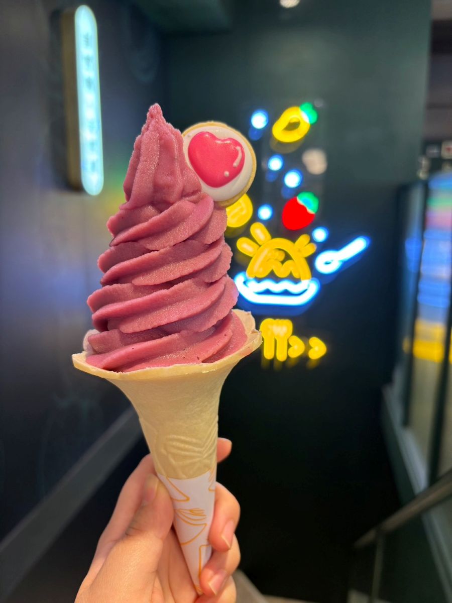 大苑子市府夢想店七夕推出限定愛心造型小餅乾，搭配每周五六日販售的葡萄玫瑰霜淇淋(110元/支)
