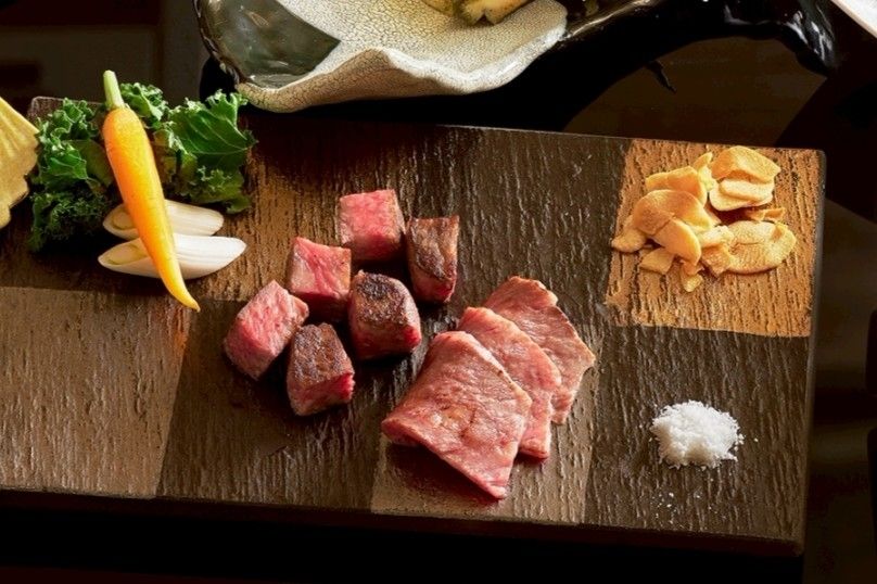 HAYASE日本料理鐵板燒「錦秋鐵火旬響」，主菜的部分有嚴選日本國產和牛肋眼搭和牛肉薄燒，肉質細膩，咀嚼時幾乎化於口中。