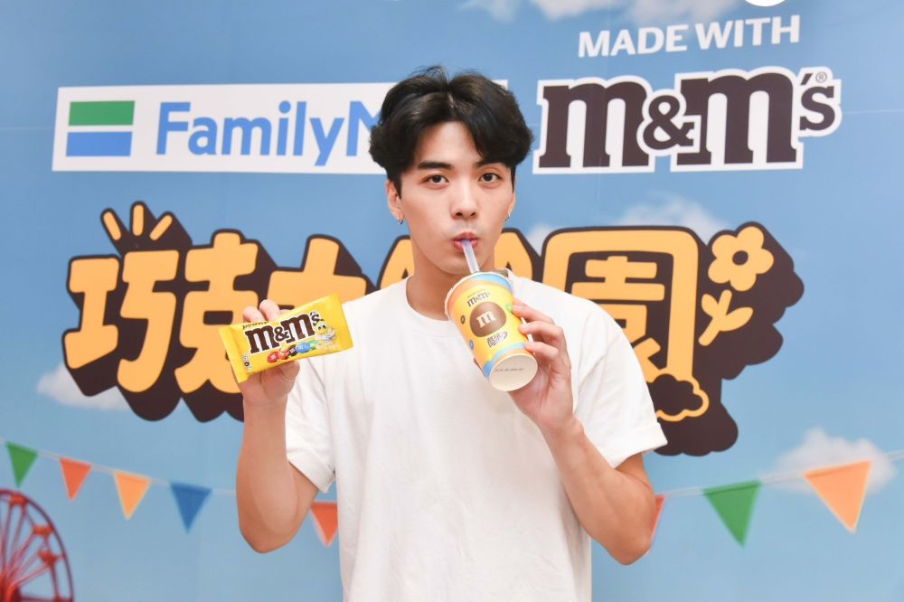 「全家」made with M&M’S聯名商品,購買任一即可享M&M’S經典糖衣巧克力加價購29元