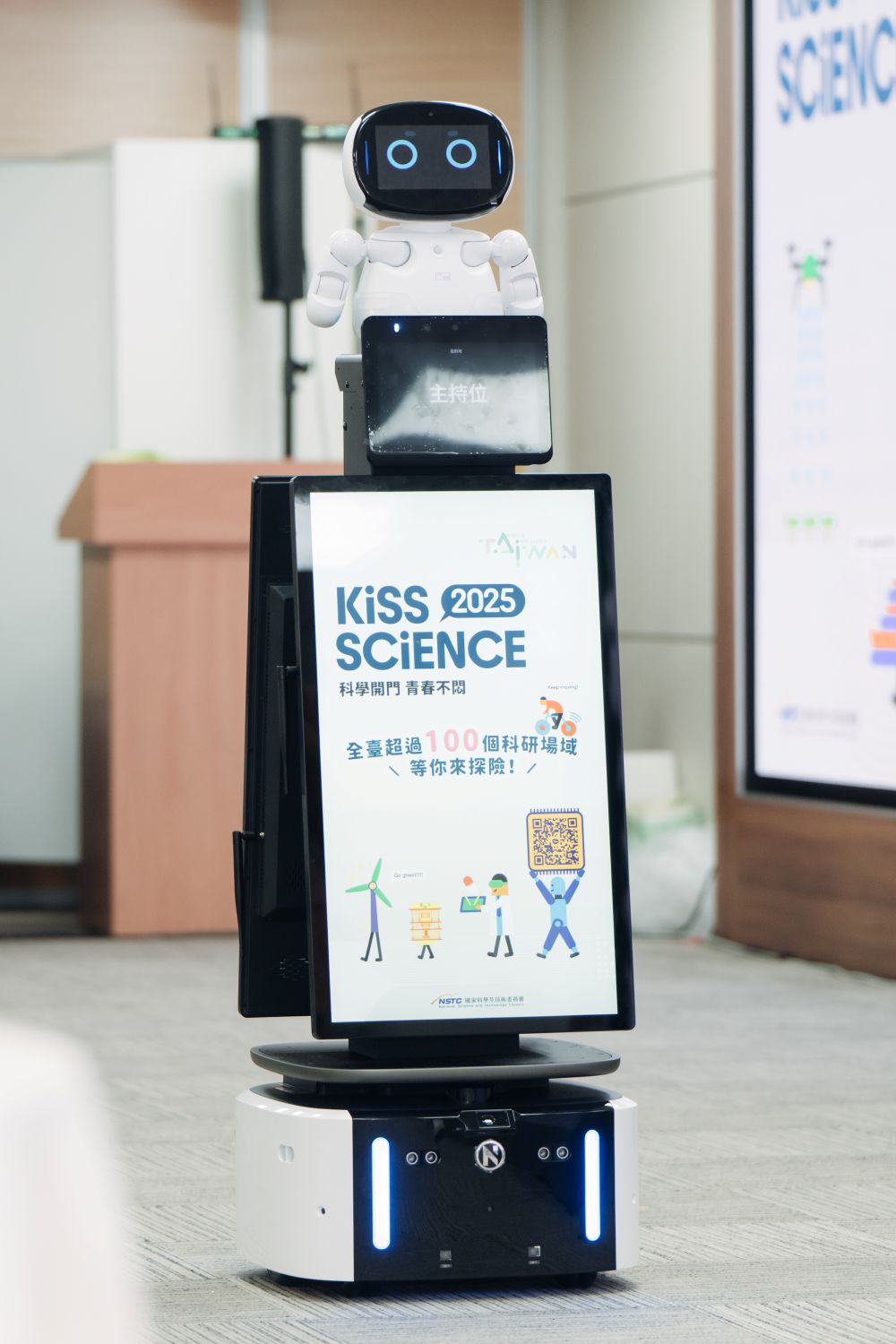 國立臺南大學南大真平國網TAIDE台英語AI學伴機器人將於 9_26-27台北場「Kids' Science 小小科學家來敲門」活動,在科學市集和大家見面互動