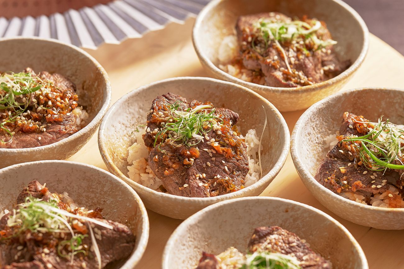 鉑麗安「日本美食祭 Part 2」推出的「牛肉丼佐香蒜牛排醬」，蒜香濃郁、厚切牛肉片鹹香滿溢