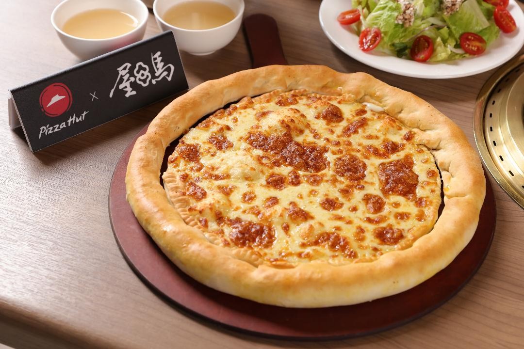 必勝客應網友敲碗復刻中秋經典「大月亮圈圈」，搭配肉片、海鮮等食材都百搭，與棉花糖等甜點一起吃更是絕配！