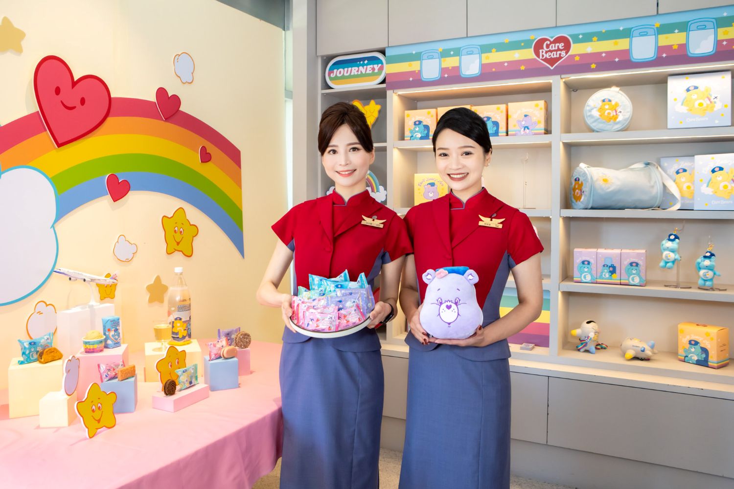 「Rainbow Wonderland Party」以 Care Bears™ 彩虹能量為靈感 （由左至右：中華航空空中商用品供應營銷處處長曹志芬、五桐號執行長劉奕廷