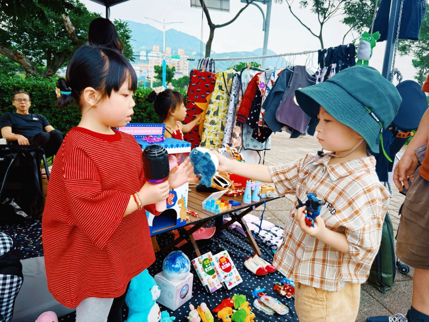 十三行攜手全臺最具規模的親子二手市集品牌「小樹市集」，匯集超過150個親子攤位