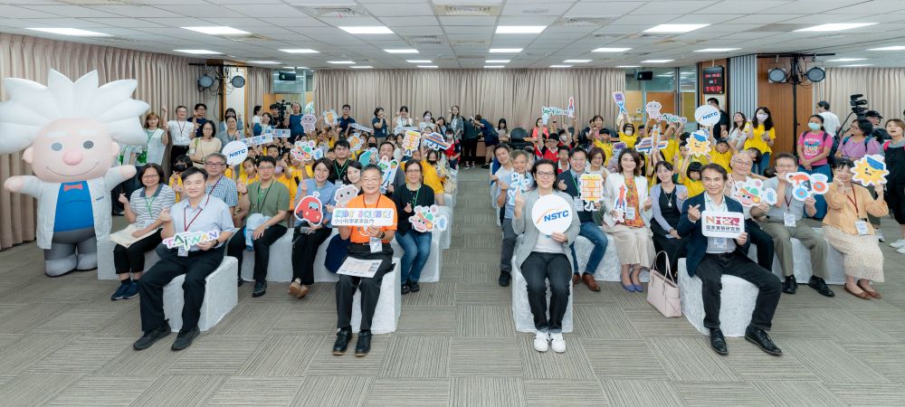 國科會於9月26及27日，在國科會科技大樓舉辦「Kids’Science」臺北場活動，安排超過30場次科學大驚奇與工作坊、4部科學影片、14個科學互動攤位，邀請約250名來自北部地區的偏鄉孩童們到場體驗，讓科普教育跨越城鄉差距，讓每個孩童都有機會開啟科學的大門