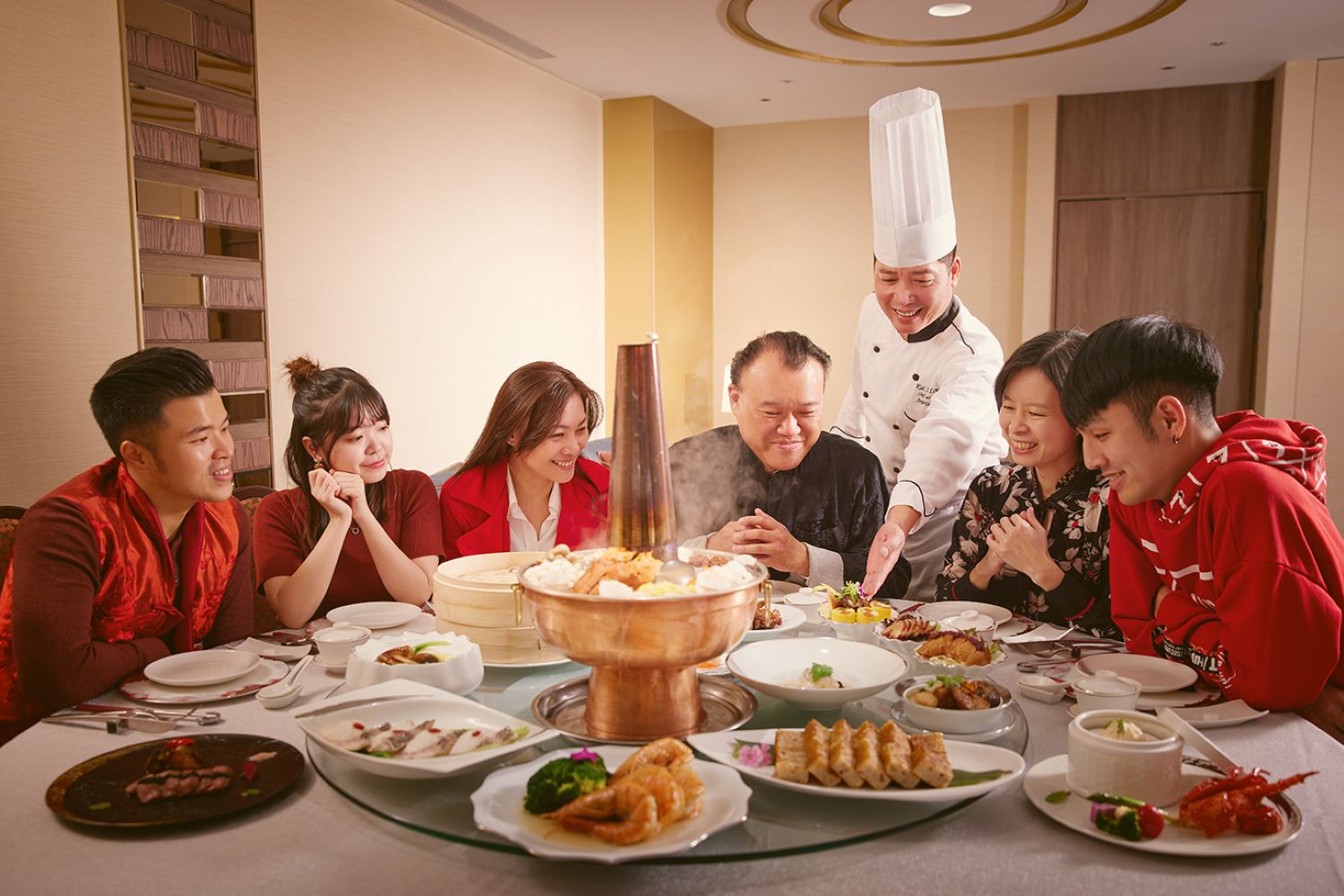 楊德興主廚掌杓的凱華樓中華料理餐廳尾牙春酒推出「磐龍宴席桌菜」每桌價格19,800元+10%，特別推薦凱華樓的招牌菜「御膳黃袍北京鴨」，每桌加價2,000元享果汁無限暢飲