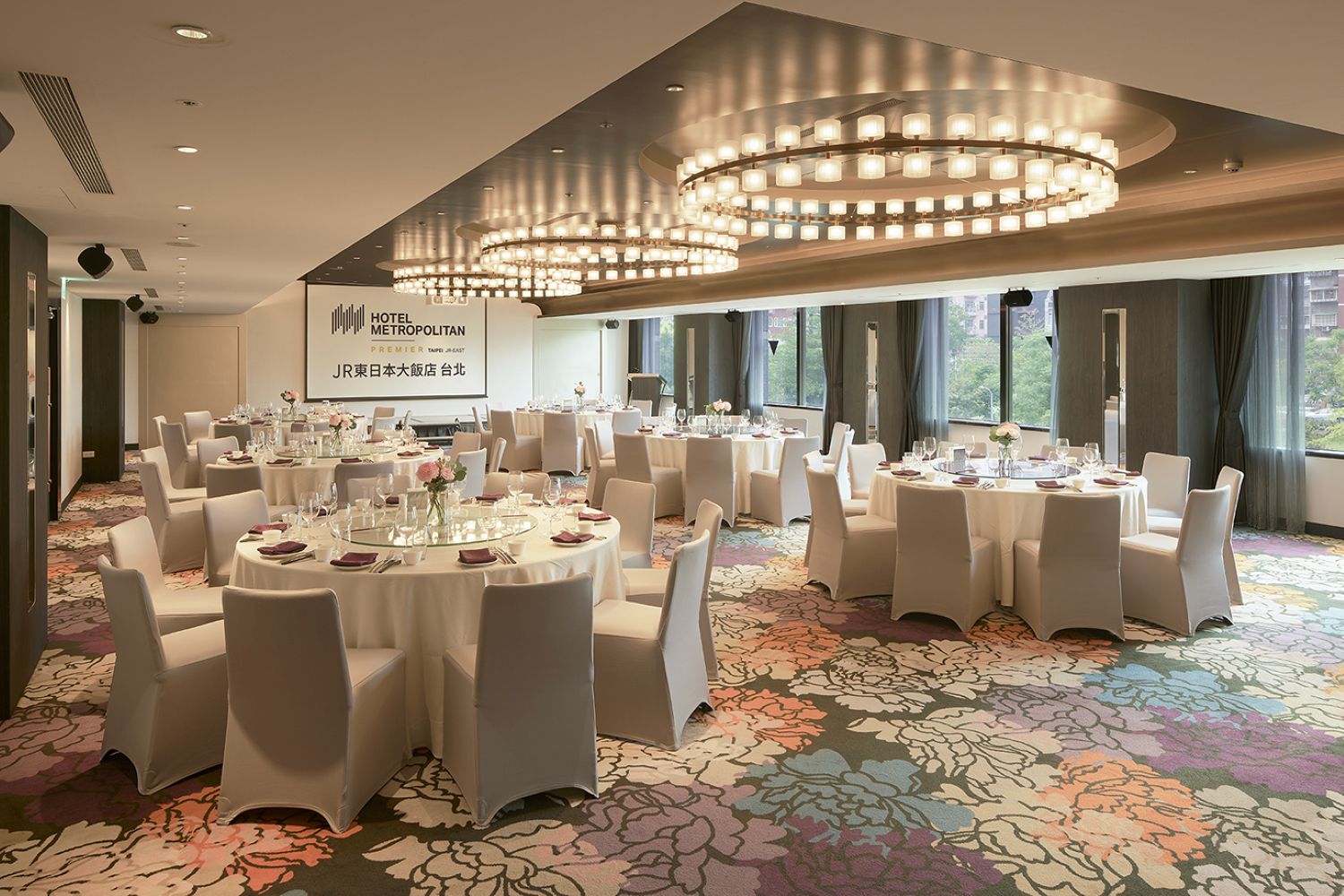  JR東日本大飯店台北的宴會廳尾牙春酒專案，主打高雅的中式桌菜，每桌價格19,800元起+10%，凡訂席三桌以上，即可享專屬優惠