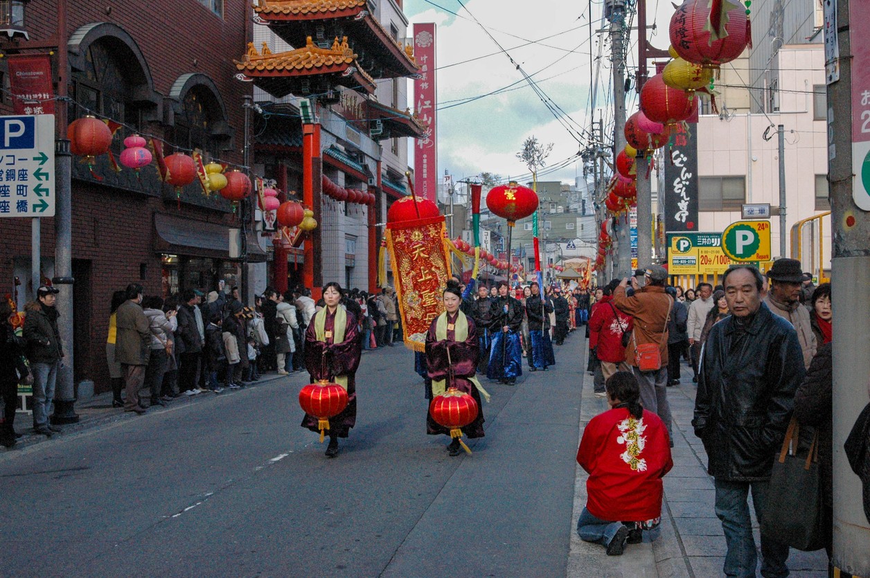 「長崎市」「長崎宮日節」於10月7日至9日舉辦，以融合異國文化的「奉納踊」為特色，完美展現了這座港口城市的獨特魅力