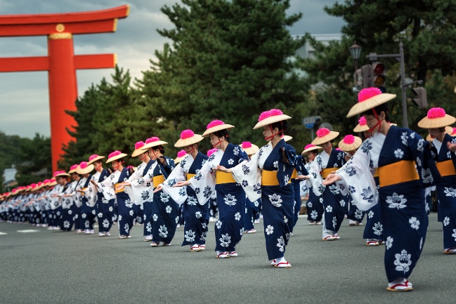 「京都」「京都時代祭」是每年10月22日登場的京都三大祭典之一，兩千多人身著各時期服飾，宛如一場追溯千年歷史的文化巡遊