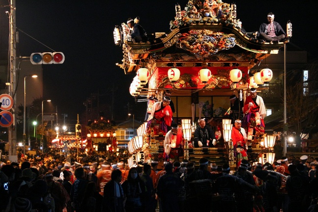 「秩父」「秩父夜祭」將於12月3日登場，笠鉾與大花車會在燈火和煙火交織下穿梭街頭，場面十分壯觀。