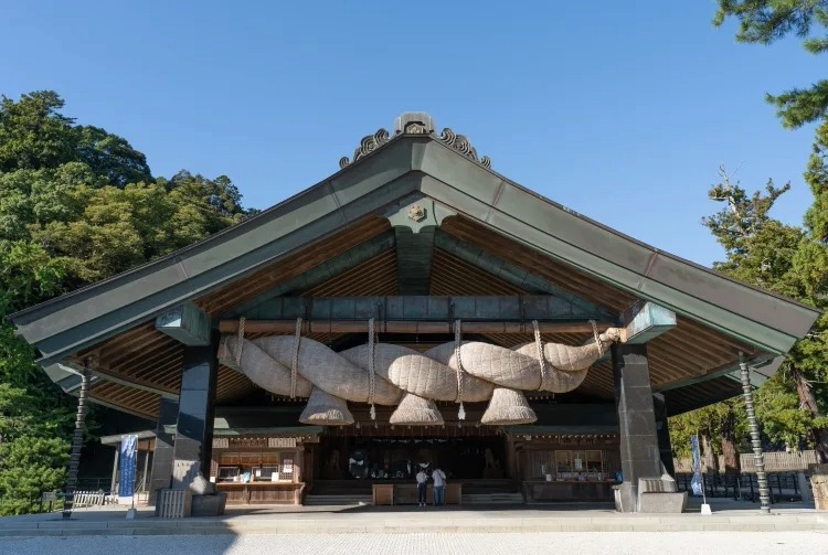 出雲大社以壯麗大注連繩聞名，是日本最古老的神社之一，被視為縁結與祝福的象徵
