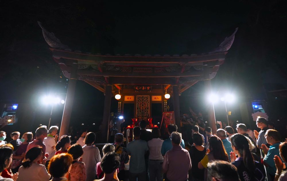 迎請台北霞海月老、城隍夫人與城隍爺駐駕林園，與眾齊聚來青閣，共賞開幕光影之美。 