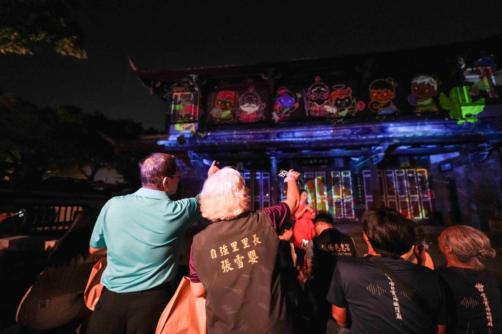 「愛之願」數位互動體驗，觀眾用手機選取圖示繪製並上傳，作品即時投影點亮來青閣牆面。 
