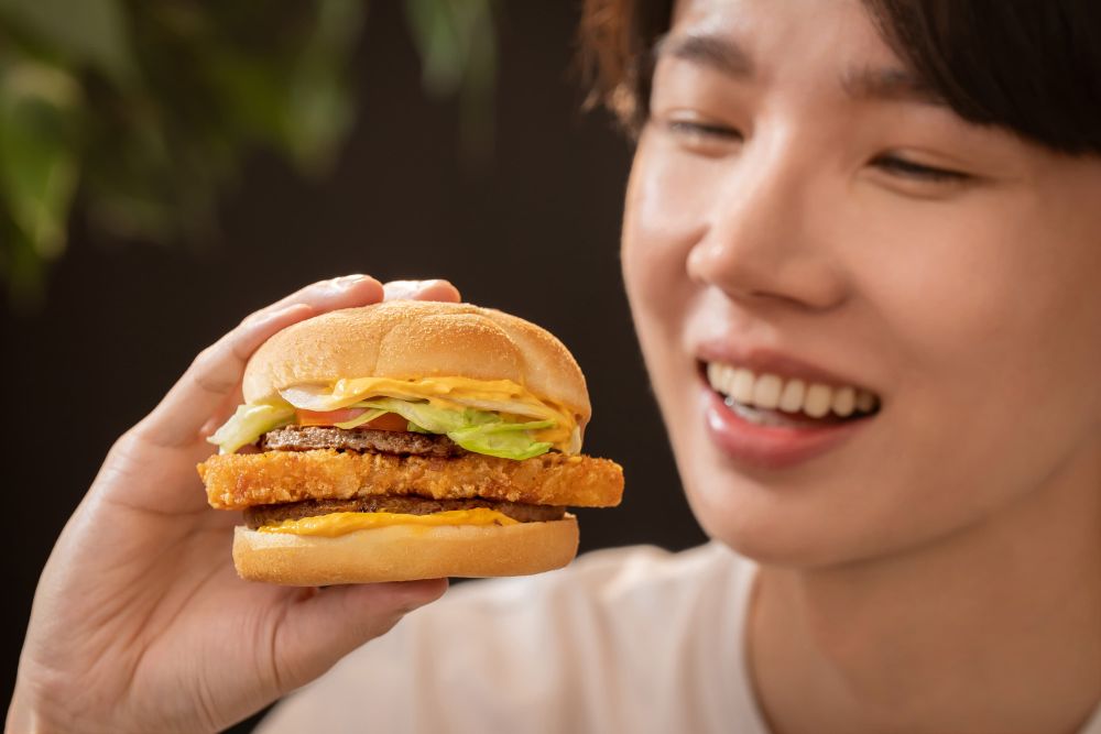 「起司脆薯雙牛堡」有雙層純牛肉、金黃酥脆薯餅，佐以香濃滑順的切達起司醬，享受多層次口感