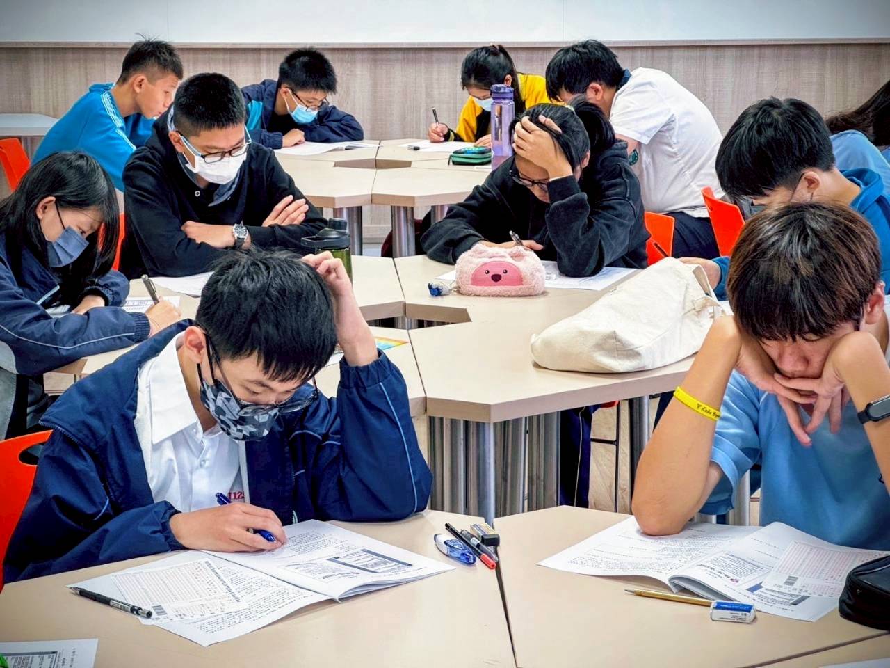 素養競賽小擂台學生認真參與競試