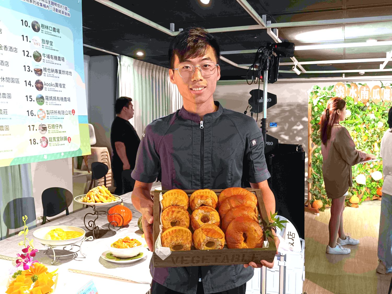 青農張哲岳會利用當季作物製作各式餐點，圖中利用南瓜製作貝果