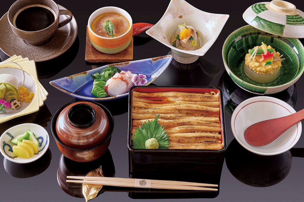  JR東日本大飯店台北HAYASE日本料理推出旅展限定的「午間御膳套券」，買5送1平均每張僅967元，主菜可選鹽烤牛舌麥飯佐山藥泥、炙燒星鰻重箱、海鮮散壽司三款人氣餐點