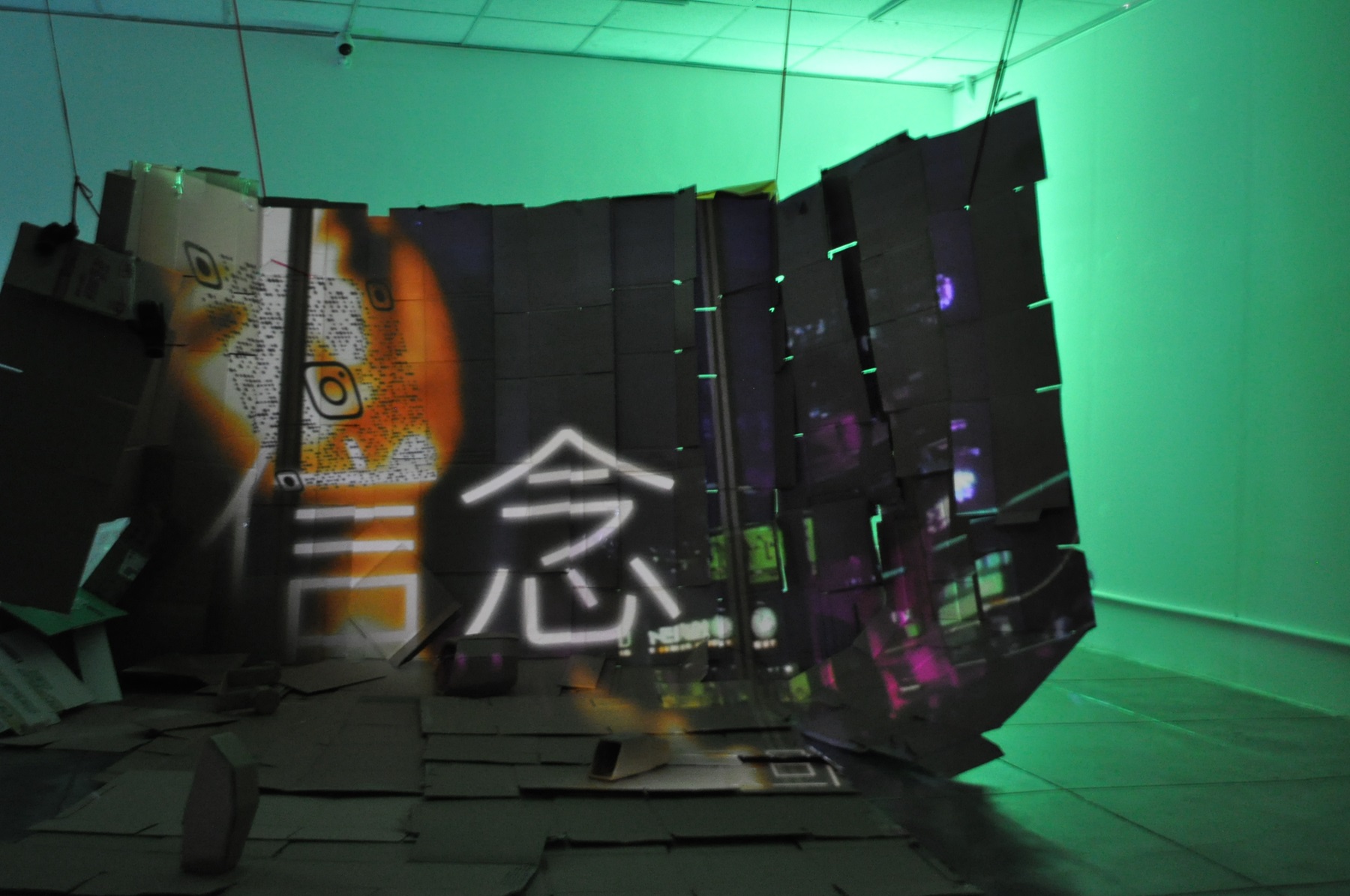 藝術家鍾佳陵以商店紙箱為投影背景,呼應影像裡在城市游移的紙箱恐龍人