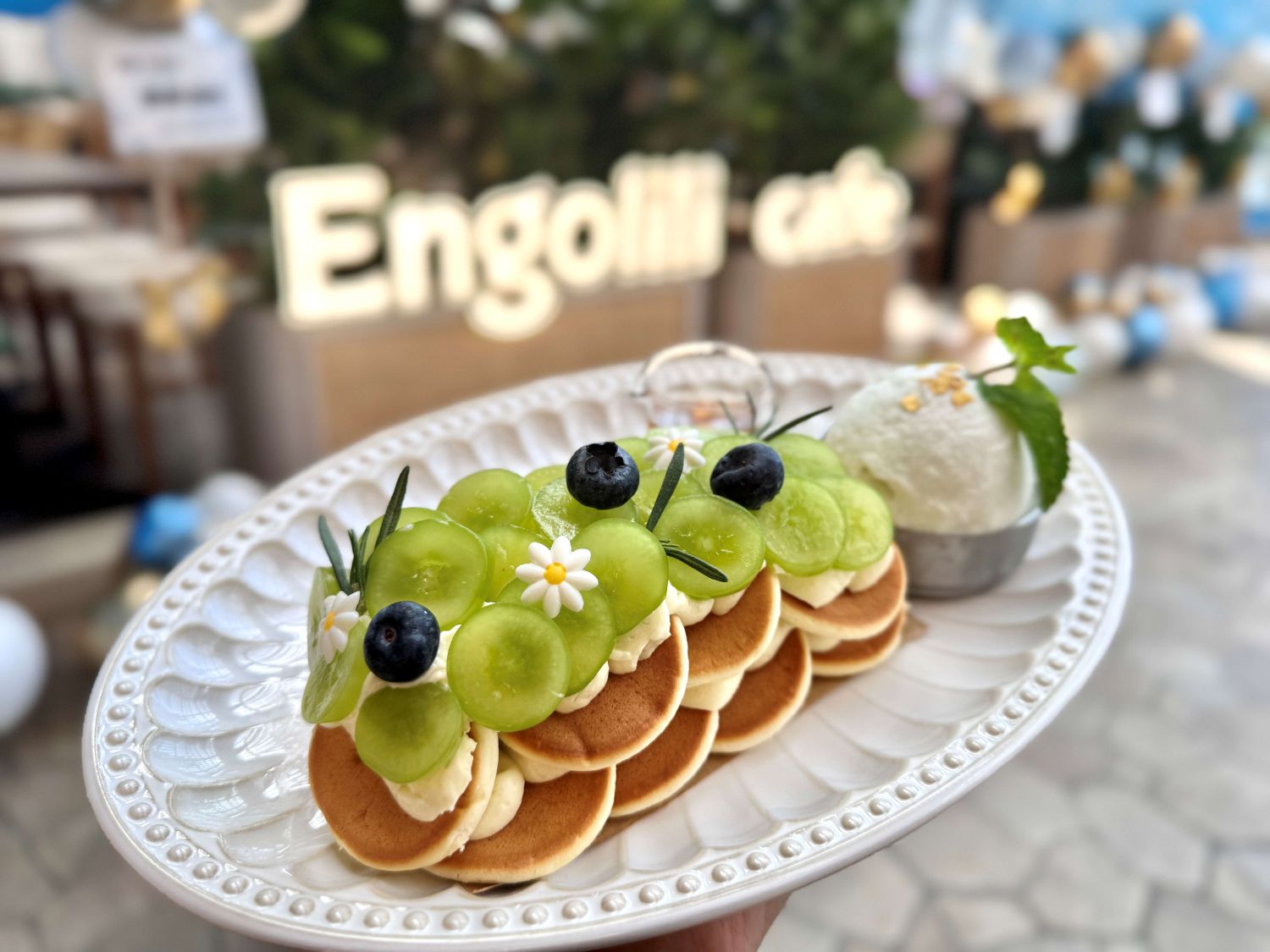 為歡慶新店開幕，Engolili英格莉莉推出新店限定「麝香葡萄粉撲鬆餅」，以鬆軟細 緻的粉撲鬆餅為基底，鋪上精心調配的麝香葡萄卡士達醬與新鮮麝香葡萄果粒，完美詮 釋秋日時光的優雅氣息