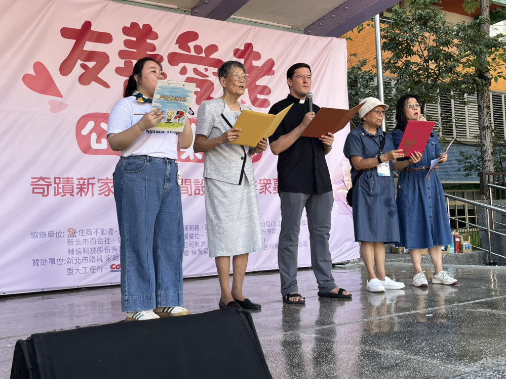 新莊天主堂沈祈安神父(中)主持祈福禮