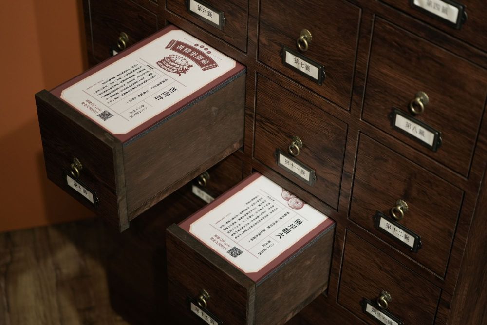「烹茶煨鴨腳」茶食文化特展設計多款豐富有趣的互動遊戲,觀眾可以向糕餅祖師爺諸葛孔明,求取充滿智慧謀略的糕餅食譜